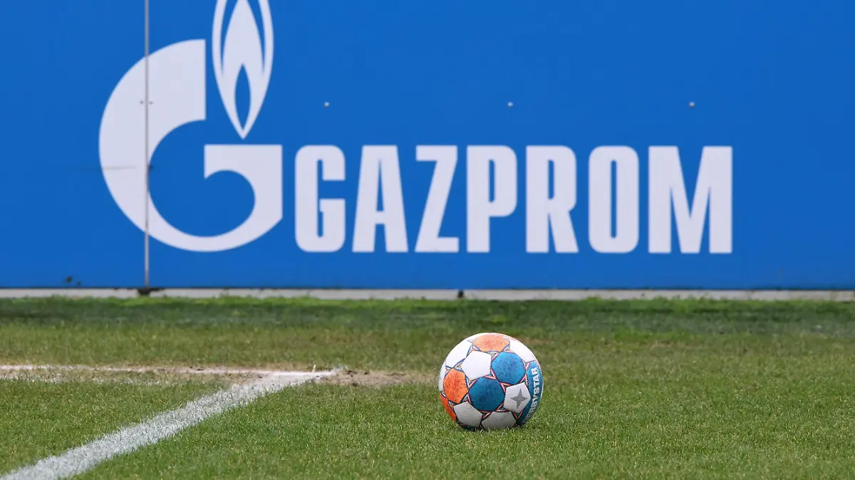  Spielball und Gazprom Werbebande auf dem Trainingsgelände 22.02.2022, Fussball GER, Saison 2021 2022, 2. Bundesliga, Training FC Schalke 04, Foto: Maik Hölter/TEAM2sportphoto Gelsenkirchen Nordrhein Westfalen Deutschland *** Match ball and Gazprom advertising board on the training ground 22 02 2022, football GER, season 2021 2022, 2 Bundesliga, training FC Schalke 04, photo Maik Hölter TEAM2sportphoto Gelsenkirchen Nordrhein Westfalen Germany Team2