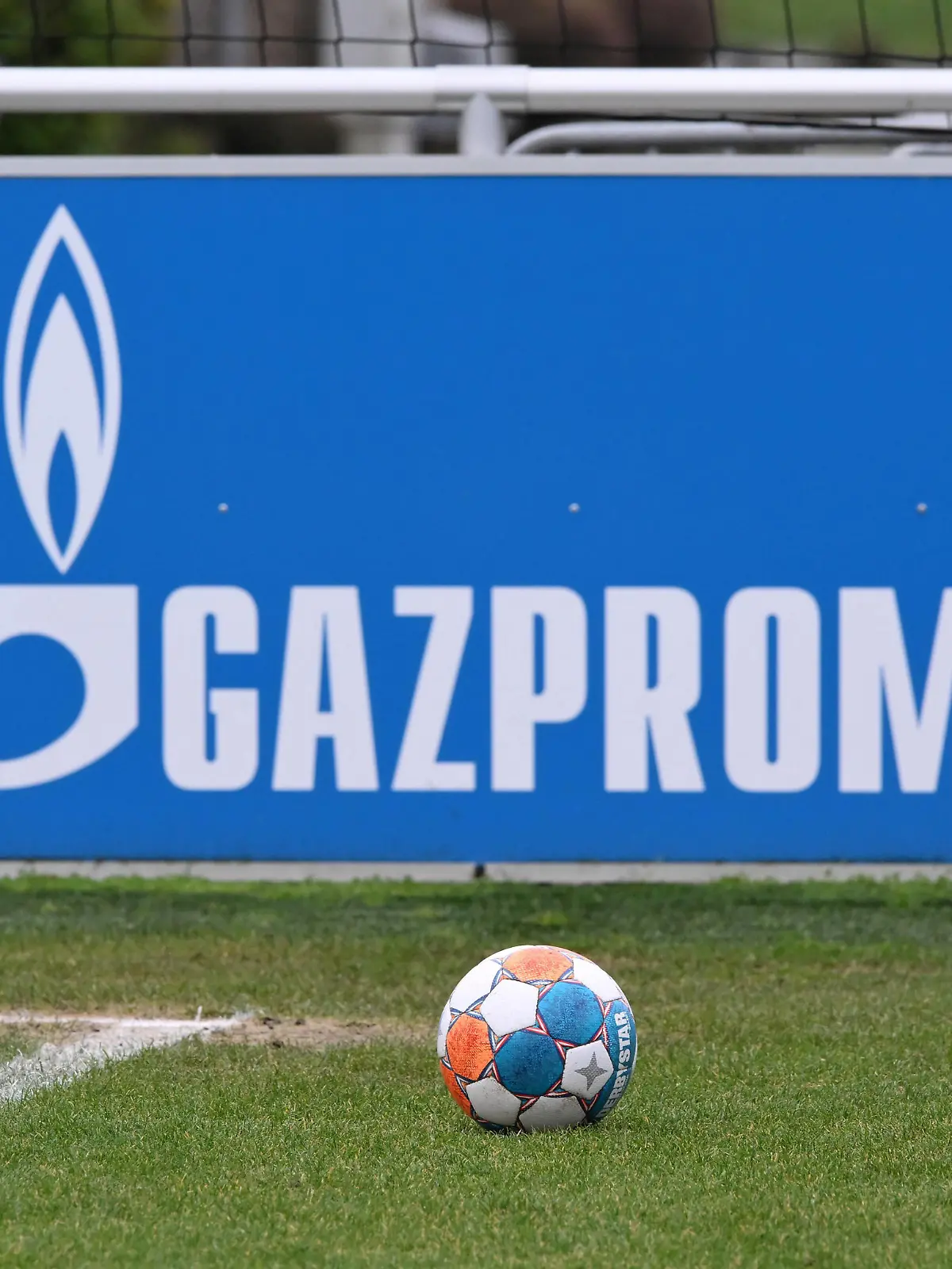 Spielball und Gazprom Werbebande auf dem Trainingsgelände 22.02.2022, Fussball GER, Saison 2021 2022, 2. Bundesliga, Training FC Schalke 04, Foto: Maik Hölter/TEAM2sportphoto Gelsenkirchen Nordrhein Westfalen Deutschland *** Match ball and Gazprom advertising board on the training ground 22 02 2022, football GER, season 2021 2022, 2 Bundesliga, training FC Schalke 04, photo Maik Hölter TEAM2sportphoto Gelsenkirchen Nordrhein Westfalen Germany Team2