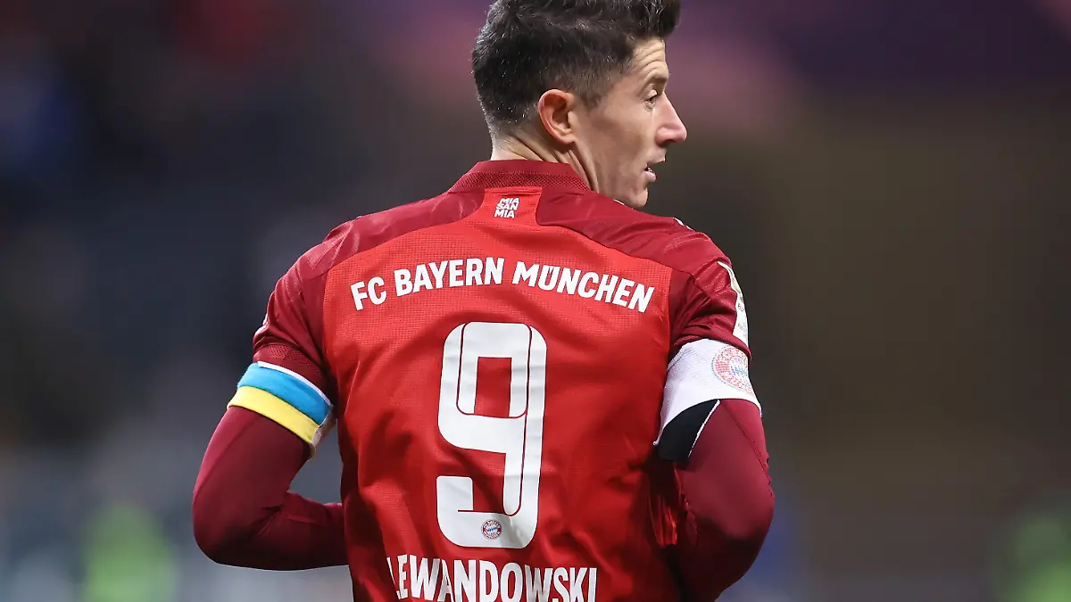 FRANKFURT AM MAIN, GERMANY - FEBRUARY 26: Robert Lewandowski of FC Bayern Muenchen wears and armband in the colours of the Ukraine flag during the Bundesliga match between Eintracht Frankfurt and FC Bayern München at Deutsche Bank Park on February 26, 2022 in Frankfurt am Main, Germany. (Photo by Alex Grimm/Getty Images)