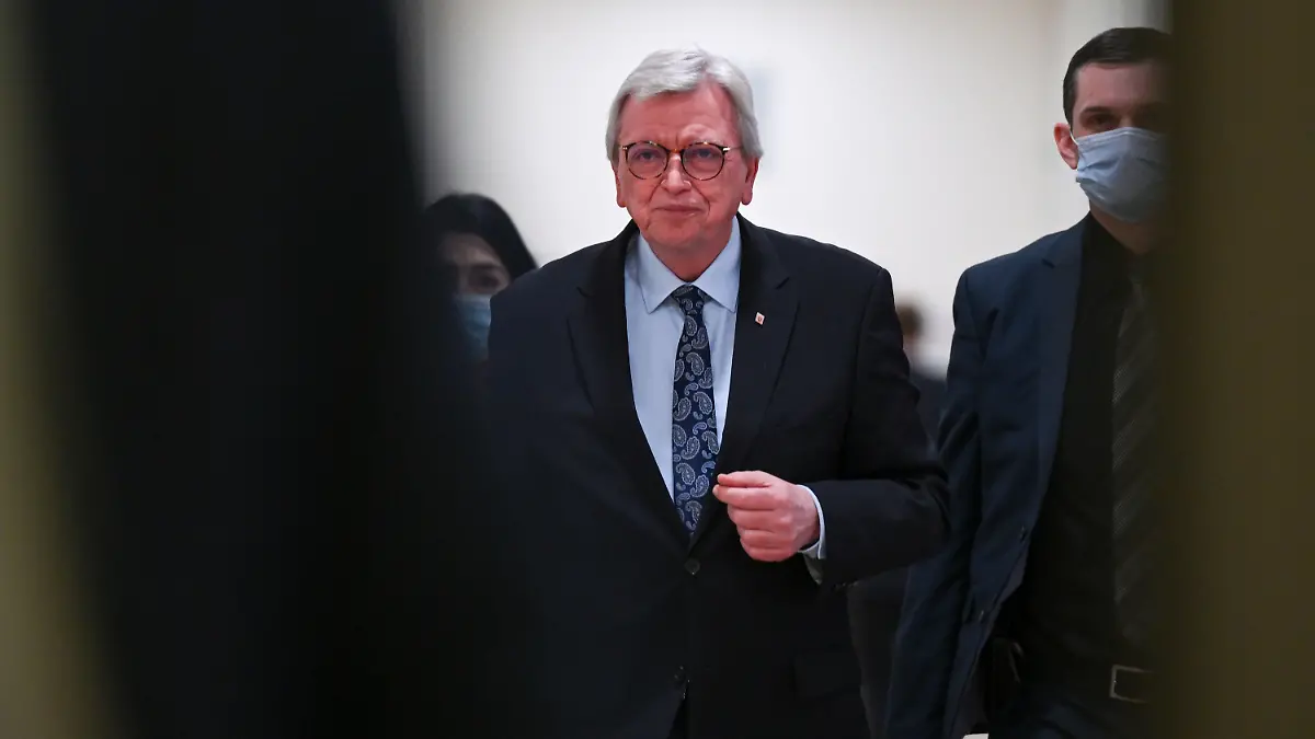 25.02.2022, Hessen, Fulda: Volker Bouffier (CDU), Ministerpräsident des Landes Hessen, ist im Kongresszentrum auf dem Weg, um eine persönliche Erklärung abzugeben. Bouffier hat seinen Rücktritt für den 31. Mai angekündigt. Vieles deutet darauf hin, dass Landtagspräsident Rhein beim «Künzeller Treffen» der Hessen-CDU als Nachfolger für den Ministerpräsidenten vorgeschlagen wird. Foto: Arne Dedert/dpa +++ dpa-Bildfunk +++