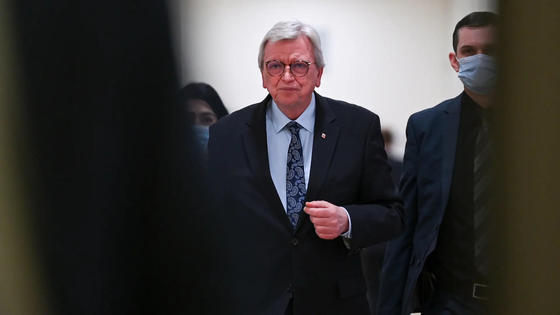 25.02.2022, Hessen, Fulda: Volker Bouffier (CDU), Ministerpräsident des Landes Hessen, ist im Kongresszentrum auf dem Weg, um eine persönliche Erklärung abzugeben. Bouffier hat seinen Rücktritt für den 31. Mai angekündigt. Vieles deutet darauf hin, dass Landtagspräsident Rhein beim «Künzeller Treffen» der Hessen-CDU als Nachfolger für den Ministerpräsidenten vorgeschlagen wird. Foto: Arne Dedert/dpa +++ dpa-Bildfunk +++