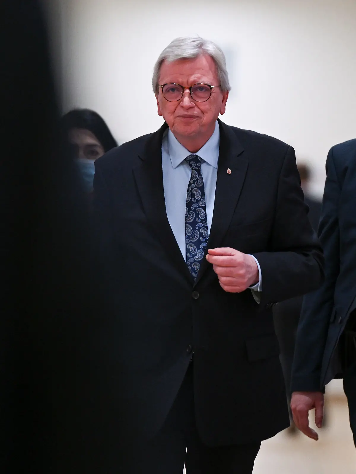 25.02.2022, Hessen, Fulda: Volker Bouffier (CDU), Ministerpräsident des Landes Hessen, ist im Kongresszentrum auf dem Weg, um eine persönliche Erklärung abzugeben. Bouffier hat seinen Rücktritt für den 31. Mai angekündigt. Vieles deutet darauf hin, dass Landtagspräsident Rhein beim «Künzeller Treffen» der Hessen-CDU als Nachfolger für den Ministerpräsidenten vorgeschlagen wird. Foto: Arne Dedert/dpa +++ dpa-Bildfunk +++