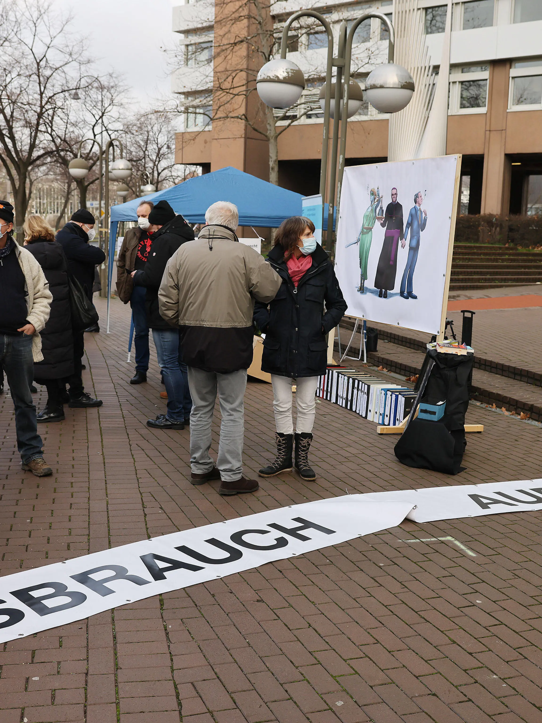 18.01.2022, Nordrhein-Westfalen, Köln: Demonstranten stehen anlässlich des Missbrauchsprozesses vor dem Landgericht hinter einem Banner mit der Aufschrift "Missbrauch aufklären". Heße, Erzbischof von Hamburg ist als Zeuge vor Gericht geladen. In einem Missbrauchsprozess ist ein Priester wegen Kindesmissbrauchs angeklagt. Heße war mit dem Fall befasst. Foto: Oliver Berg/dpa +++ dpa-Bildfunk +++