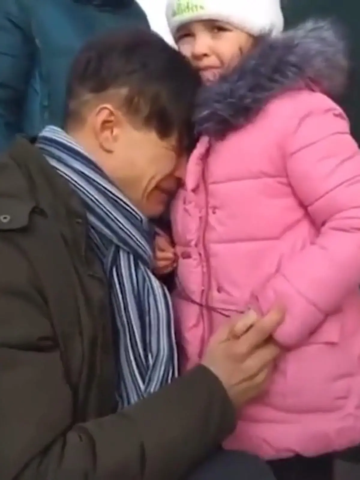 Ein letzer Kuss, eine letzte Umarmung: In der Ukraine hat sich ein Vater von seiner Familie verabschiedet, die laut Medienberichten in die Sicherheitszone geschickt wurde.