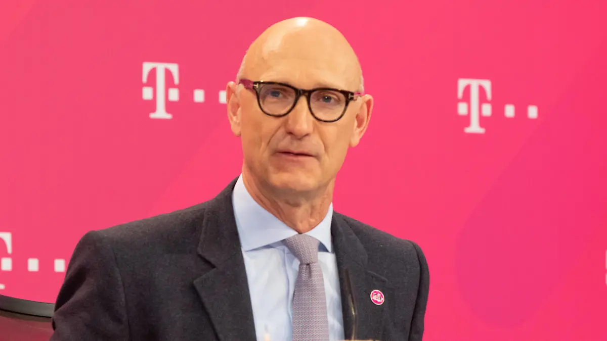 Bonn, Deutschland, 19.02.2020, Deutsche Telekom AG Bilanz Pressekonferenz: CEO Tim Hoettges auf dem Podium. Telekom Bilanz PK *** Bonn, Germany, 19 02 2020, Deutsche Telekom AG Annual Press Conference CEO Tim Hoettges on the podium Telekom Balance Sheet PK