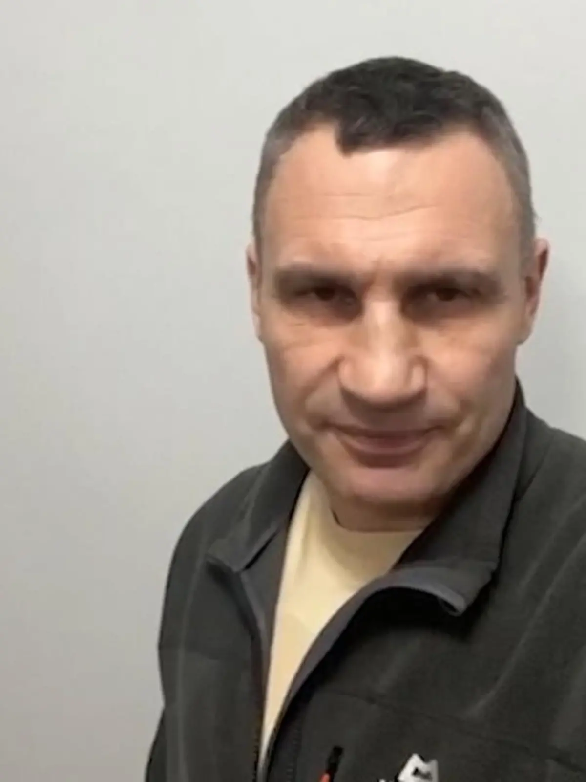 In einer Videobotschaft meldet sich Kiews Bürgermeister Vitali Klitschko am Samstagmorgen. „Die Nacht war hart“, erzählt der 50-Jährige im Video. Die Kämpfe in der ukrainischen Hauptstadt gehen weiter. Immer wieder sind Schüsse und Explosionen zu hören. Die Lage in Kiew ist weiter unübersichtlich.