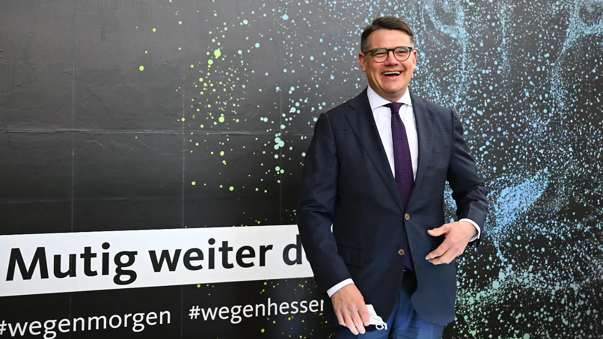 25.02.2022, Hessen, Fulda: Boris Rhein (CDU), Präsident des Hessischen Landtags, steht nach seiner Ankunft am Kongresszentrum vor einem Plakat mit einen stilisierten Löwen und der Aufschrift «Mutig weiter denken». Vieles deutet darauf hin, dass der Landtagspräsident beim «Künzeller Treffen» der Hessen-CDU als Nachfolger für Ministerpräsident Bouffier vorgeschlagen wird. Der 50-jährige Rhein war zwischen 2014 und 2019 Minister für Wissenschaft und Kunst, davor war er vier Jahre Innenminister. Foto: Arne Dedert/dpa +++ dpa-Bildfunk +++