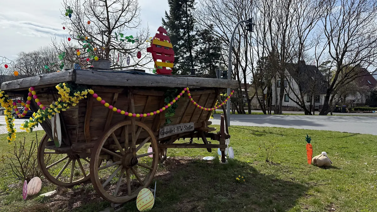 Die Landidylle mit österlich geschmückten Häusern und blühenden Forsythien im Garten ist an diesem Frühlingstag trügerisch.