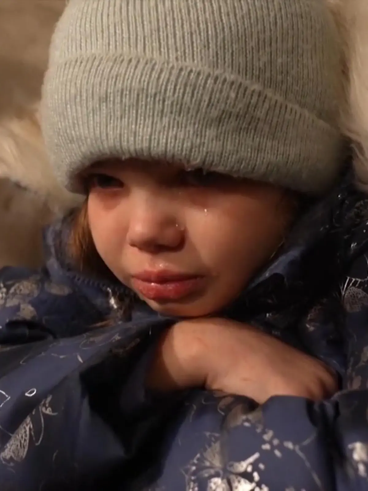 Der Krieg in der Ukraine wird von Erwachsenen geführt. Doch am meisten leiden Kinder unter den Folgen des Krieges. Immer wieder müssen sie mit ihren Familien in Kellern ausharren, um den russischen Angriffen zu entgehen.
