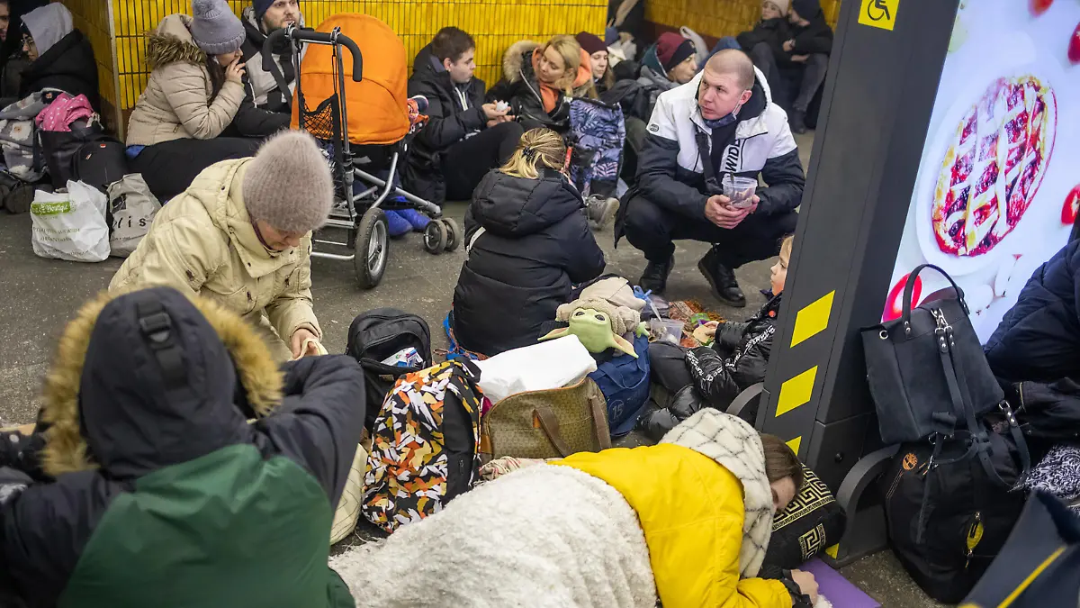 Ukrainians rest in the Kyiv subway, using it as a bomb shelter in Kyiv, Ukraine, Thursday, February 24, 2022. Russia has launched a full-scale invasion of Ukraine, unleashing airstrikes on cities and military bases. PUBLICATIONxINxGERxSUIxAUTxHUNxONLY KYV2022022404 OLEKSANDRxKHOMENKO