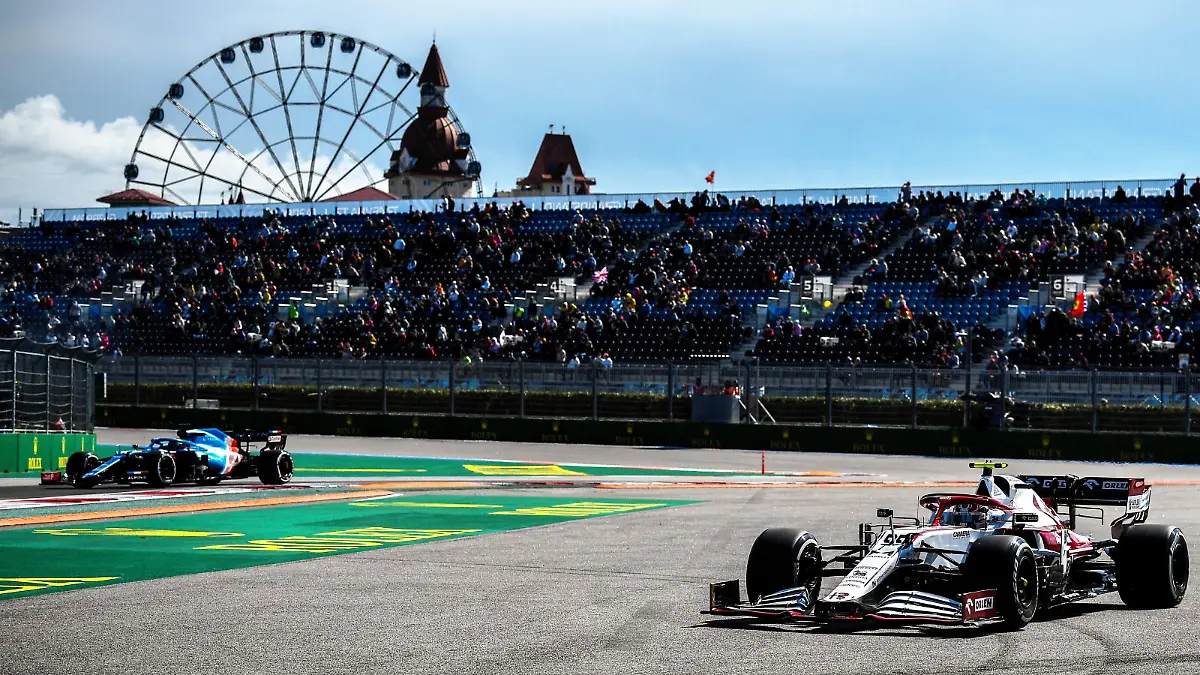 6658006 24.09.2021 Alfa Romeo's Antonio Giovinazzi steers his car during a practice session of the 2021 Formula One Russian Grand Prix at the Sochi Autodrom in Sochi, Russia. Formula One Russian Grand Prix will be held in Sochi from 24 to 26 September. Vladimir Astapkovich / Sputnik