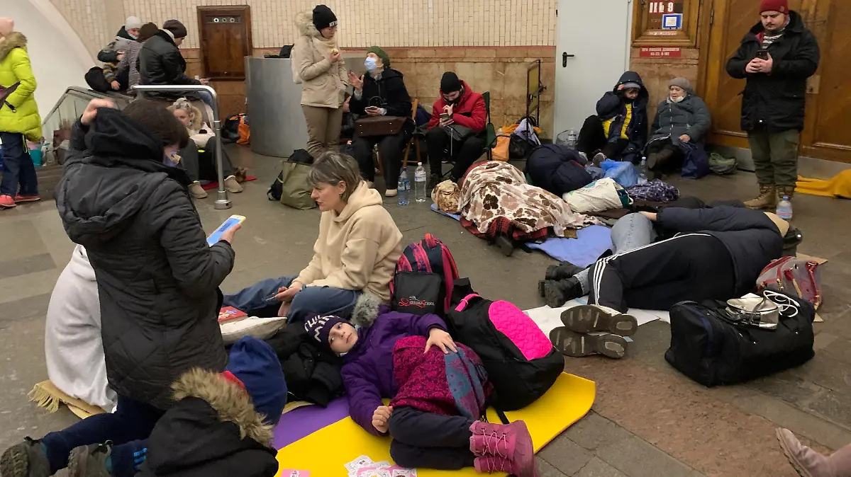 25.02.2022, Ukraine, Kiew: Menschen suchen in einer U-Bahn-Station in der ukrainischen Hauptstadt Schutz. Russland hat am Donnerstag, 24.02.2022, einen umfassenden Angriff auf die Ukraine gestartet und Städte und Stützpunkte mit Luftangriffen oder Granaten beschossen. Foto: Lu Jinbo/XinHua/dpa +++ dpa-Bildfunk +++