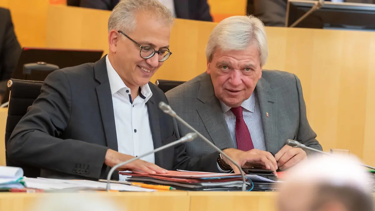 Wiesbaden, Hessischer Landtag, 03.09.2019, Sitzung Hessischer Landtag , Bild: v.l. Tarek Al-Wazir (Bündnis 90/Die Grünen), Volker Bouffier (MinisterpraÌsident Hessen) Wiesbaden Hessischer Landtag Hessen Deutschland *** Wiesbaden, Hessischer Landtag, 03 09 2019, Session Hessischer Landtag , Picture v l Tarek Al Wazir Bündnis 90 Die Grünen , Volker Bouffier MinisterpraÌsident Hessen Wiesbaden Hessischer Landtag Hessen Germany