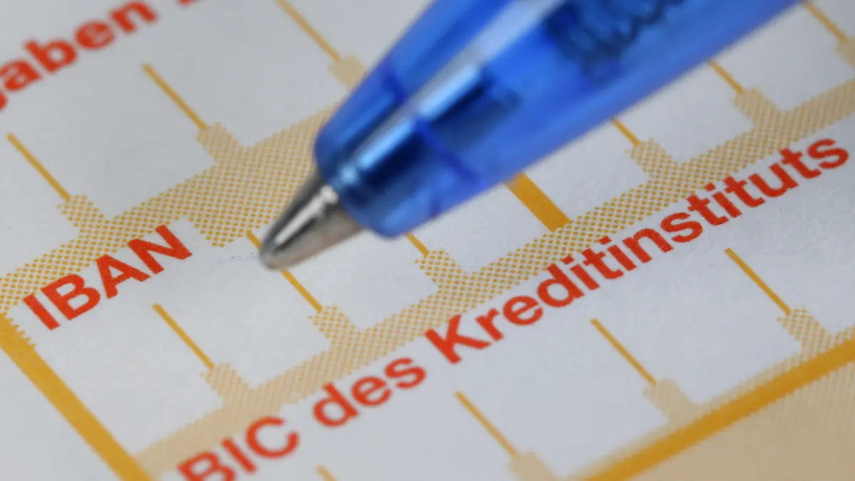 ARCHIV - ILLUSTRATION - Ein Kugelschreiber ist neben einem Überweisungsträger mit den Schriftzügen «IBAN» und «BIC» zu sehen, aufgenommen in Frankfurt am 22.01.2008. Foto: Uwe Anspach/dpa (zu dpa "Bundesbank mahnt: Ab Februar neue Kontonummer IBAN nutzen") +++(c) dpa - Bildfunk+++