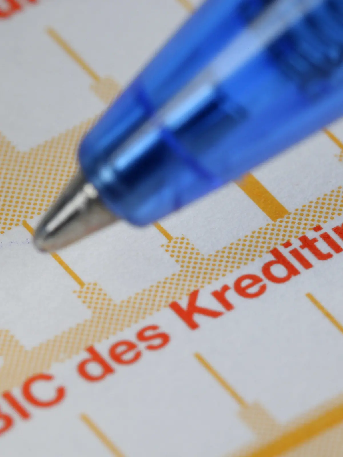 ARCHIV - ILLUSTRATION - Ein Kugelschreiber ist neben einem Überweisungsträger mit den Schriftzügen «IBAN» und «BIC» zu sehen, aufgenommen in Frankfurt am 22.01.2008. Foto: Uwe Anspach/dpa (zu dpa "Bundesbank mahnt: Ab Februar neue Kontonummer IBAN nutzen") +++(c) dpa - Bildfunk+++