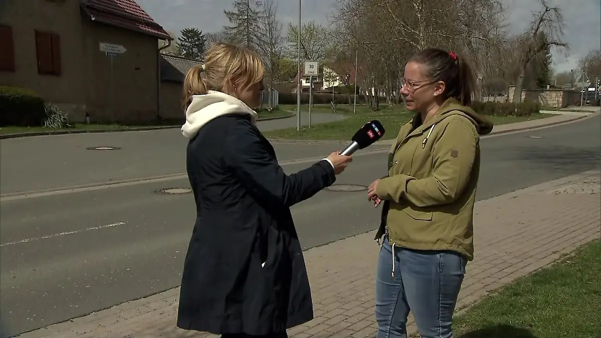 RTL-Reporterin Anne Schneemelcher im Gespräch mit Bürgermeisterin Franziska Hildebrandt (FDP).