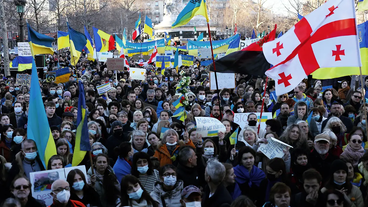 Rally Against War In Ukraine In Paris, France People protesting to support the Ukraine in front of the Republic Palace, in Paris, France, on February 26, 2022. Paris France PUBLICATIONxNOTxINxFRA Copyright: xIbrahimxEzzatx originalFilename: ezzat-notitle220226_npgSQ.jpg 