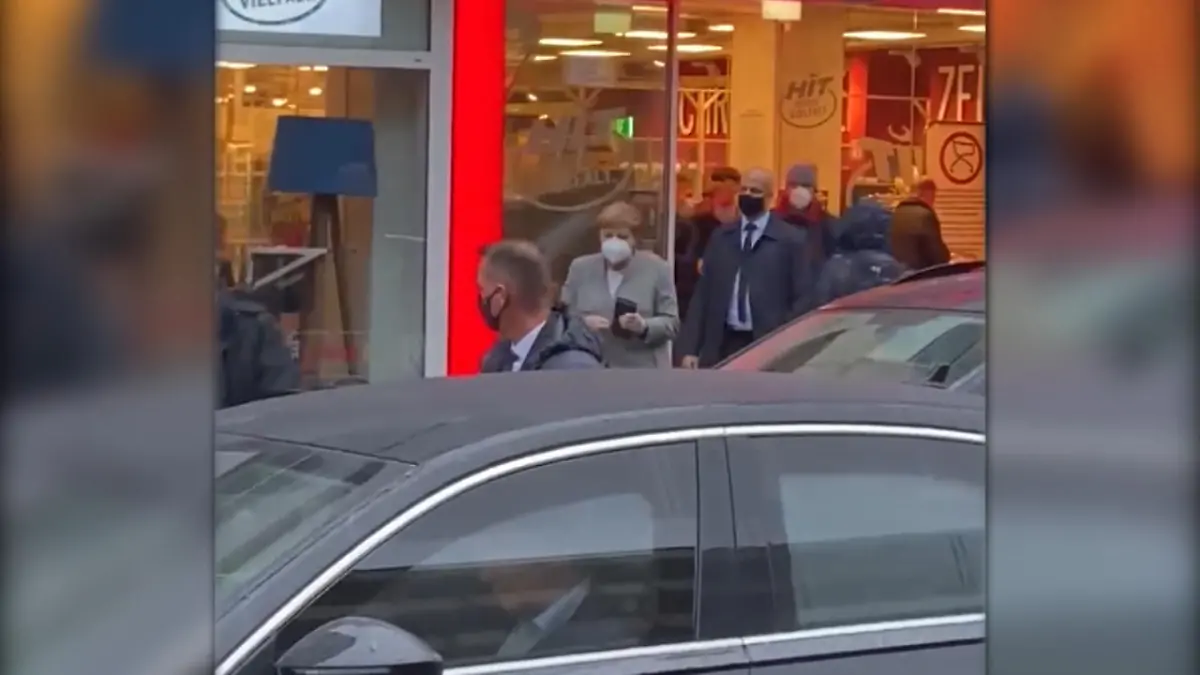 Angela Merkel beim Wochenendeinkauf Zwischen Krisen-Treffen und Teil-Lockdown