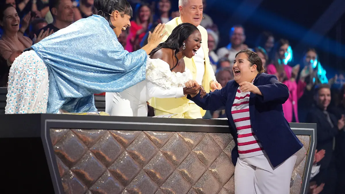Die Jury mit Jorge González (l.), Motsi Mabuse und Joachim Llambi feiert selfiesandra.
