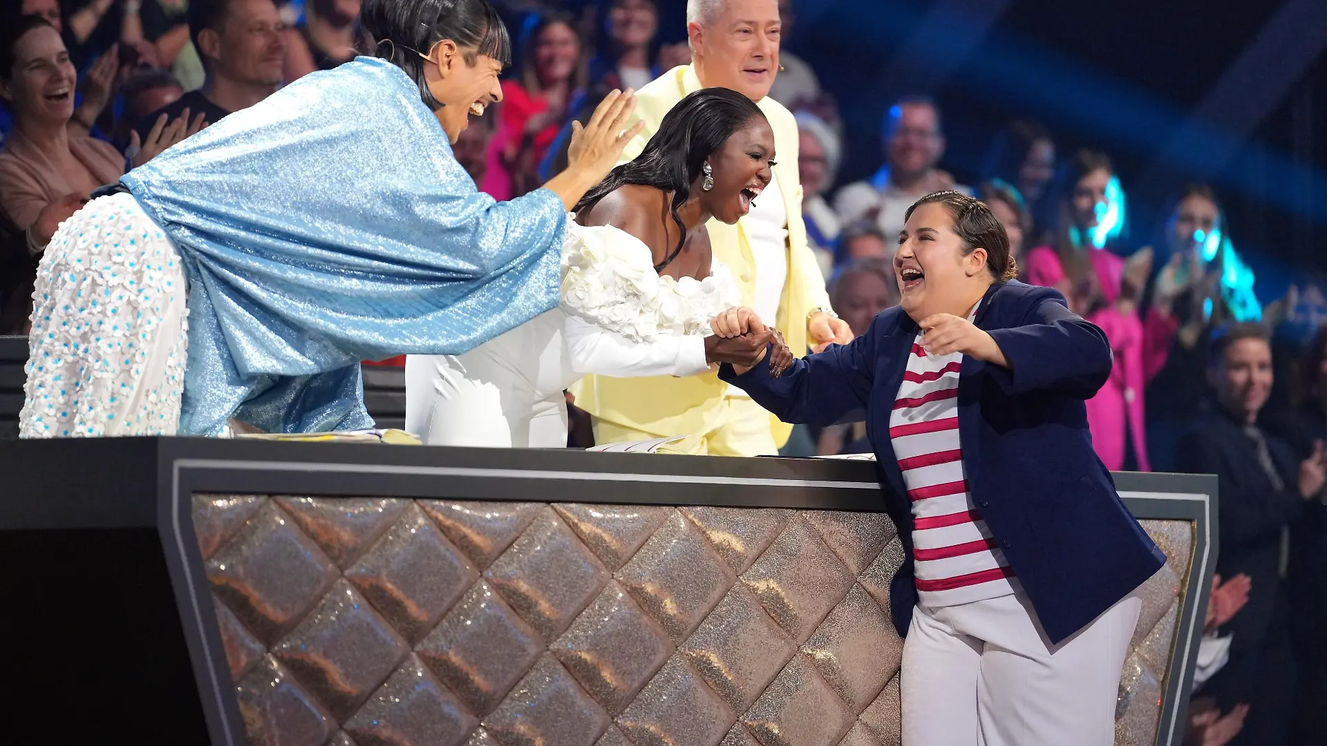 Die Jury mit Jorge González (l.), Motsi Mabuse und Joachim Llambi feiert selfiesandra.
