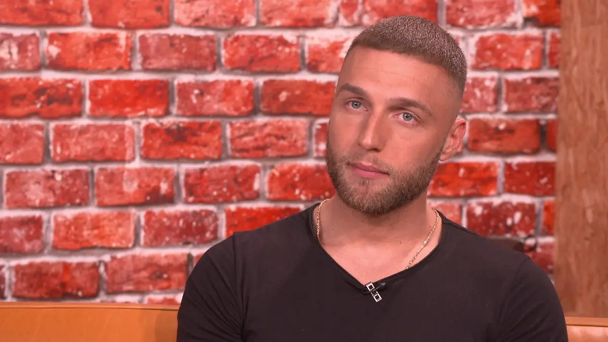 Kurz nach seiner Ankunft in Deutschland ist Filip Pavlovic bei RTL zu Besuch