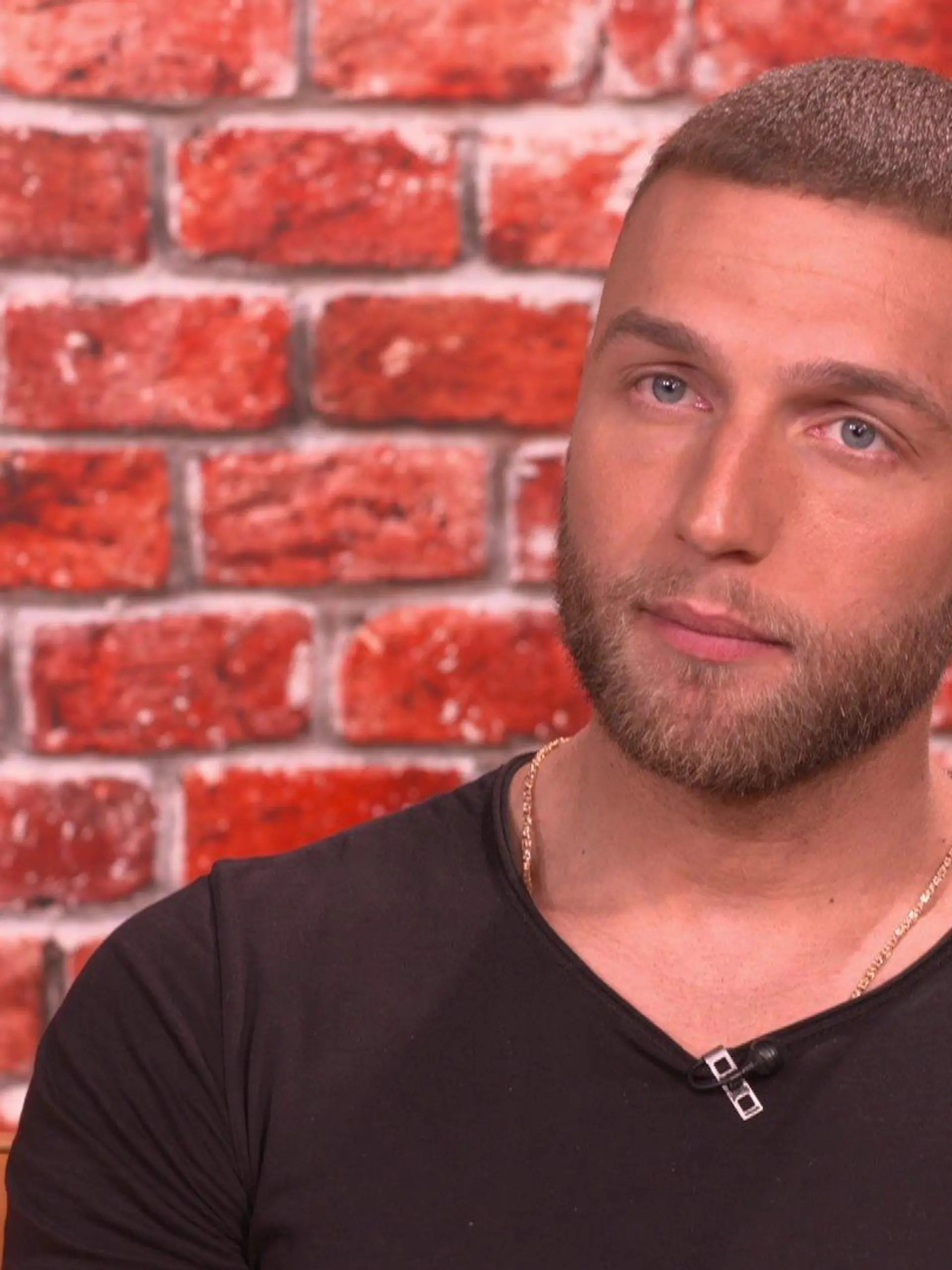 Kurz nach seiner Ankunft in Deutschland ist Filip Pavlovic bei RTL zu Besuch