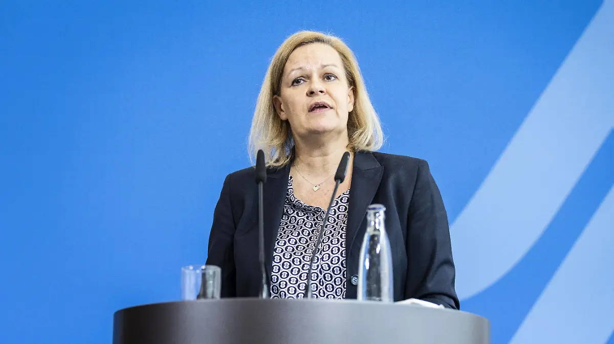  Nancy Faeser SPD, Bundesministerin fuer Inneres und Heimat, aufgenommen bei einem Statement nach Beratungen mit den Praesidenten der deutschen Sicherheitsbehoerden zur aktuellen Lage in der Ukraine in Berlin, 24.02.2022. Berlin Deutschland *** Nancy Faeser SPD , Federal Minister of the Interior and Homeland, recorded during a statement after consultations with the presidents of the German security authorities on the current situation in Ukraine in Berlin, 24 02 2022 Berlin Germany Copyright: xFlorianxGaertner/photothek.dex