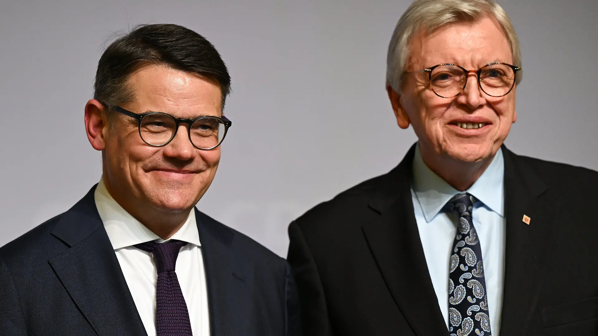25.02.2022, Hessen, Fulda: Volker Bouffier (r), Ministerpräsident des Landes Hessen, und Boris Rhein (beide CDU), Präsident des Hessischen Landtags, stehen im Kongresszentrum im Anschluss an eine Pressekonferenz zusammen. Bouffier hat seinen Rücktritt für den 31. Mai angekündigt. Landtagspräsident Rhein wurde beim «Künzeller Treffen» der Hessen-CDU als Nachfolger für den Ministerpräsidenten nominiert. Foto: Arne Dedert/dpa +++ dpa-Bildfunk +++