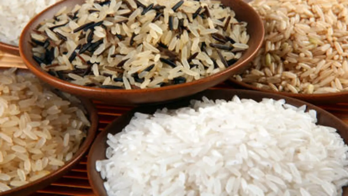 Rice set detail view with brown plate plate 