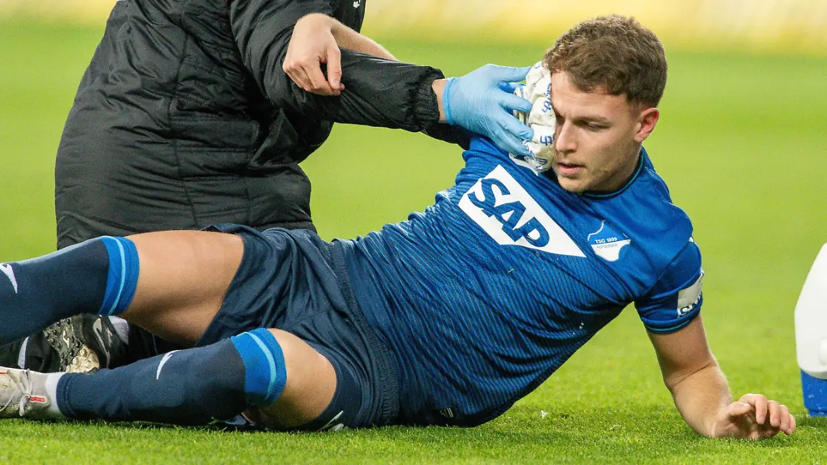 Dennis Geiger TSG 1899 Hoffenheim, 08, verletzt, GER, TSG 1899 Hoffenheim vs. VFB Stuttgart, Fussball, Bundesliga, 24. Spieltag, Spielzeit 2021/2022, 25.02.2022, DFB/DFL regulations prohibit any use of photographs as image sequences and/or quasi-video., GER, TSG 1899 Hoffenheim vs. VFB Stuttgart, Fussball, Bundesliga, 24. Spieltag, Spielzeit 2021/2022, 25.02.2022 Sinsheim *** Dennis Geiger TSG 1899 Hoffenheim, 08 , injured, GER, TSG 1899 Hoffenheim vs VFB Stuttgart, football, Bundesliga, 24 Spieltag, Spielzeit 2021 2022, 25 02 2022, DFB DFL regulations prohibit any use of photographs as image sequences and or quasi video , GER, TSG 1899 Hoffenheim vs VFB Stuttgart, football, Bundesliga, 24 Spieltag, Spielzeit 2021 2022, 25 02 2022 Sinsheim Copyright: xEibner-Pressefoto/SaschaxWaltherx EP_EER