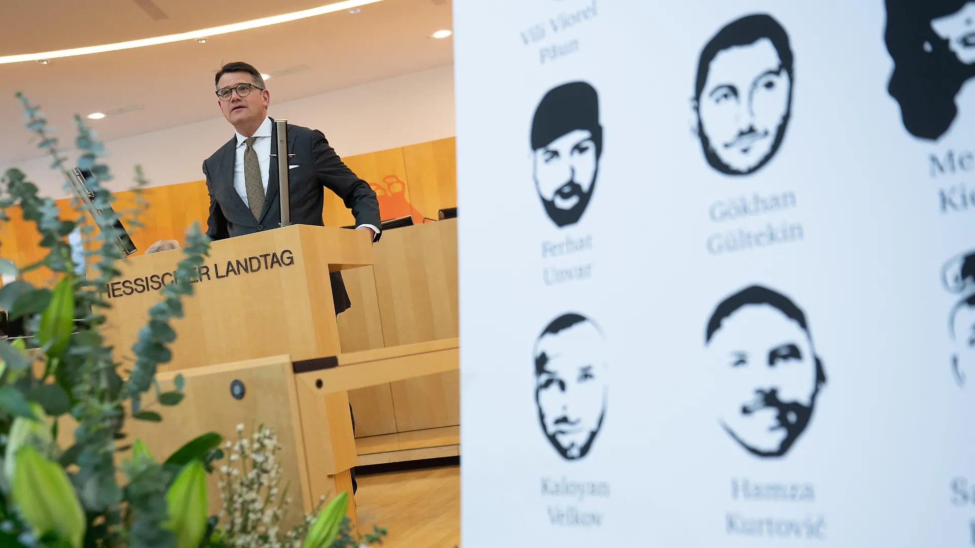22.02.2022, Hessen, Wiesbaden: Boris Rhein (CDU), Landtagspräsident des hessischen Landtags, spricht während der 96. Plenarsitzung des 20. Hessischen Landtags zum Gedenken an die Opfer der rassistischen Morde am 19. Februar 2020 in Hanau. Foto: Sebastian Gollnow/dpa +++ dpa-Bildfunk +++