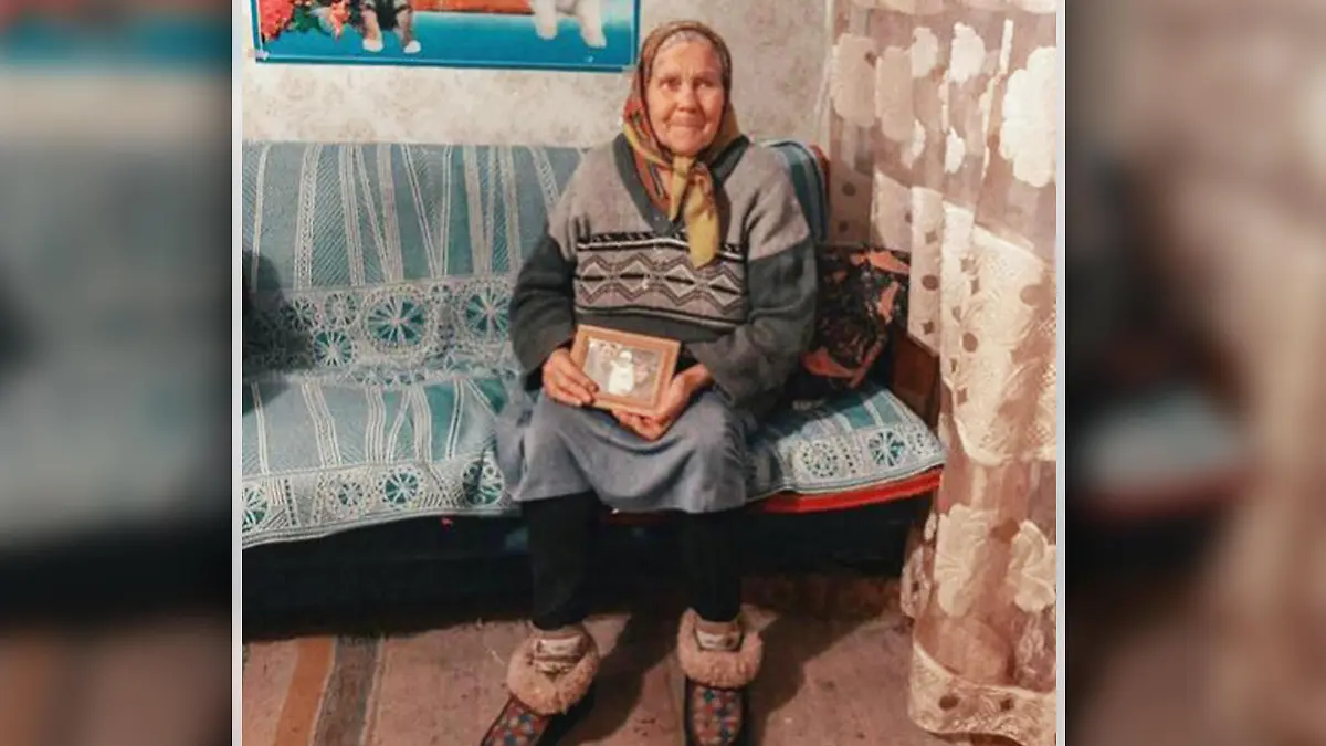 Die Ukrainerin Katerina sitzt in ihrem Wohnzimmer.