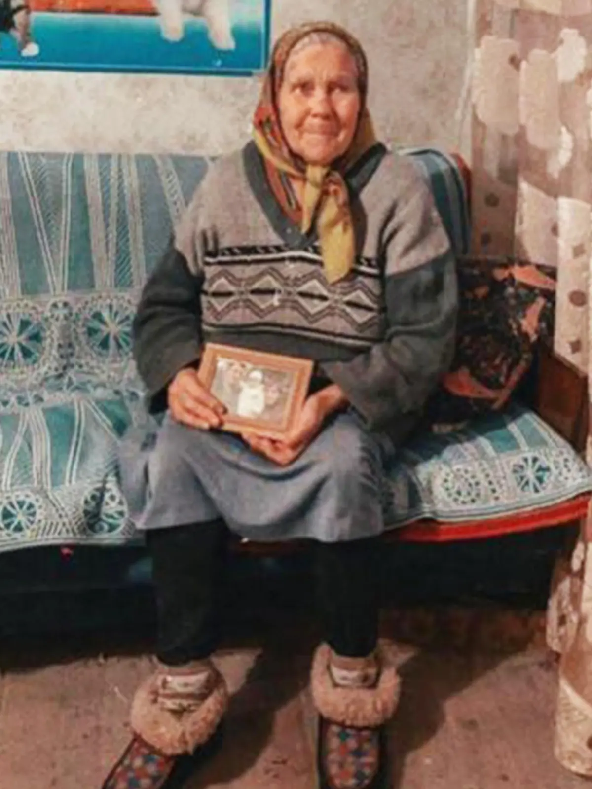 Die Ukrainerin Katerina sitzt in ihrem Wohnzimmer.