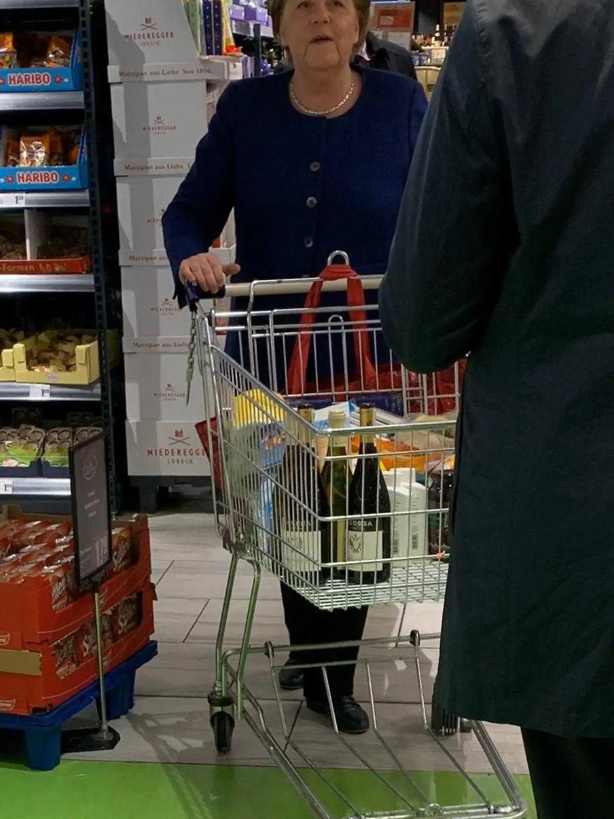 Angela Merkel geht einkaufen.
