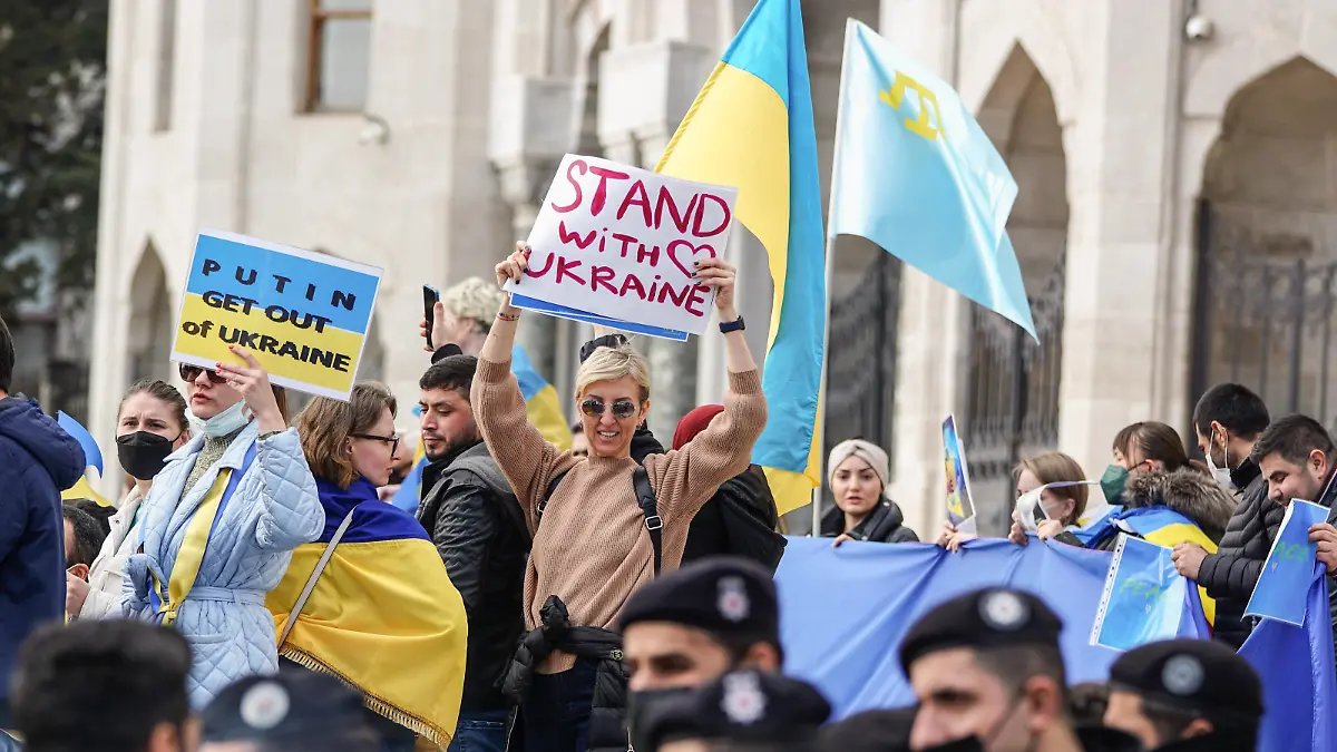 February 26, 2022, Istanbul, Turkey: A woman holds a placard saying stand with Ukraine during the demonstration..Ukrainians gathered to protest against Russia s invasion of Ukraine in Istanbul, Turkey. Explosions and gunfire were reported around Kyiv on the second night of Russia s invasion of Ukraine, which has killed scores and prompted widespread condemnation from US and European leaders. Istanbul Turkey - ZUMAs197 20220226_zaa_s197_064 Copyright: xIbrahimxOnerx 