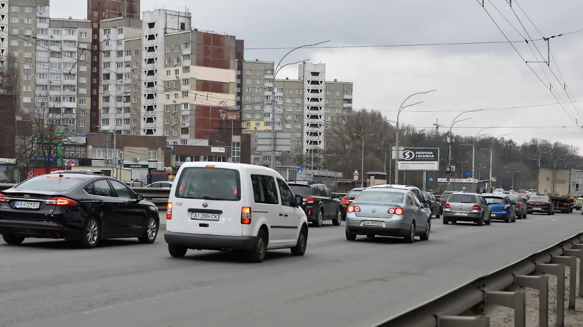 8125419 24.02.2022 Cars drive towards the exit of the city in Kiev, Ukraine. On February 24 Russian President Vladimir Putin announced a military operation in Ukraine following recognition of independence of breakaway Donbas republics. Stringer / Sputnik
