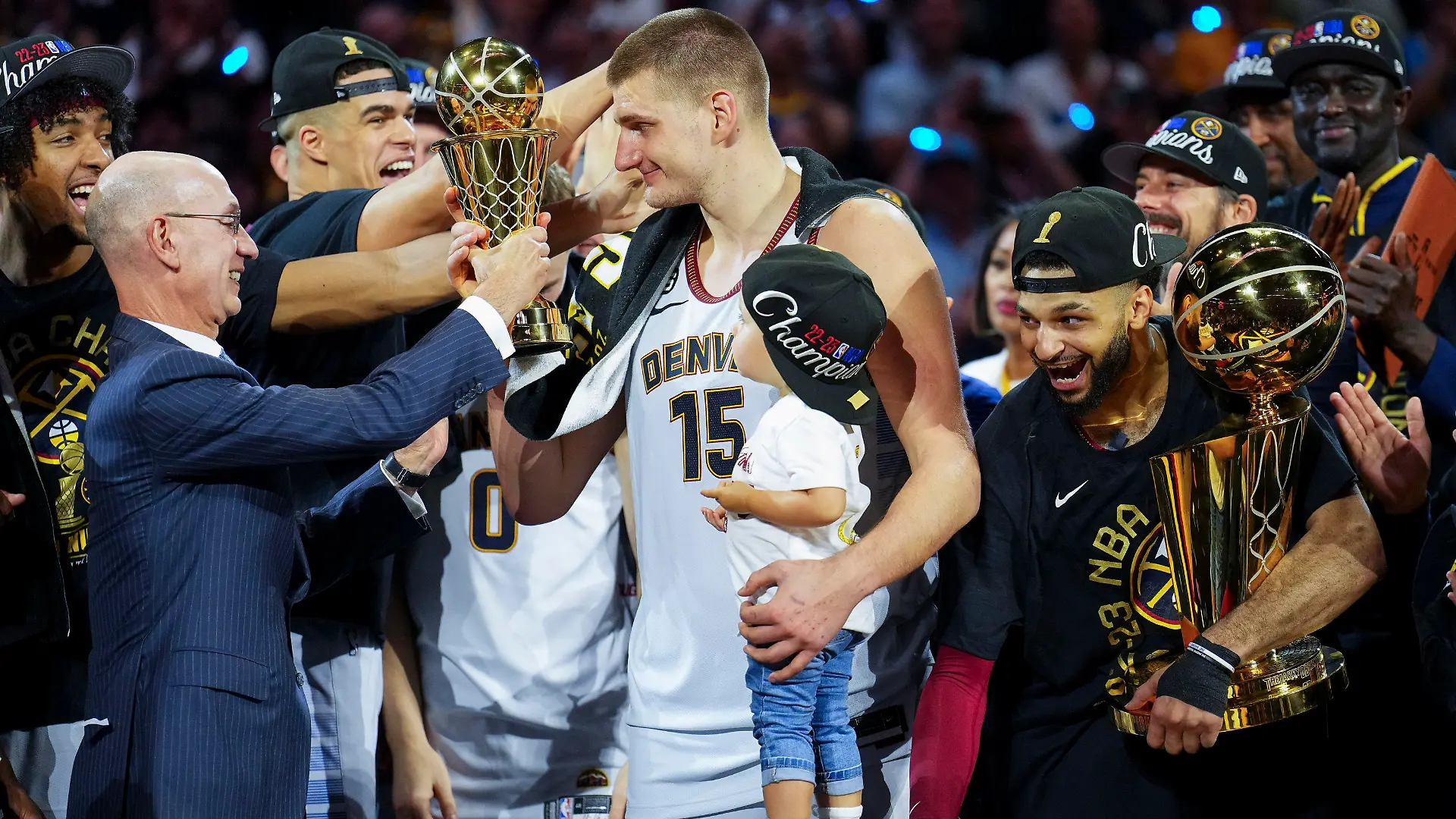 12.06.2023, USA, Denver: Basketball: NBA, Play-off-Runde, Finale, Denver Nuggets - Miami Heat, 5. Spieltag: Commissioner Adam Silver (l) überreicht den MVP-Preis an Denver Nuggets-Center Nikola Jokic (M), nachdem das Team die NBA-Meisterschaft gewonnen hat. Foto: Jack Dempsey/AP/dpa +++ dpa-Bildfunk +++