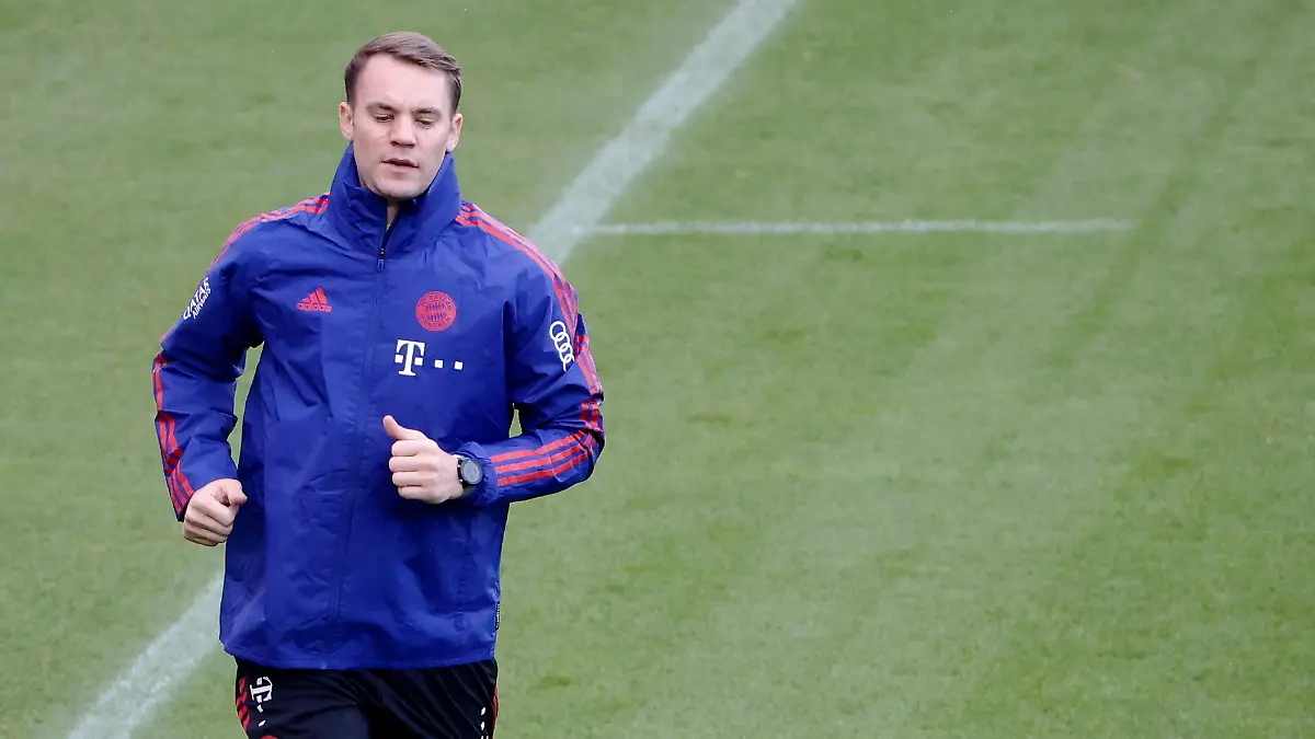 22.02.2022, FC Bayern Training, Saebenerstrasse Muenchen, Fussball, im Bild: Torwart Manuel Neuer FCB *** 22 02 2022, FC Bayern training, Saebenerstrasse Munich, football, sports, in the picture goalkeeper Manuel Neuer FCB