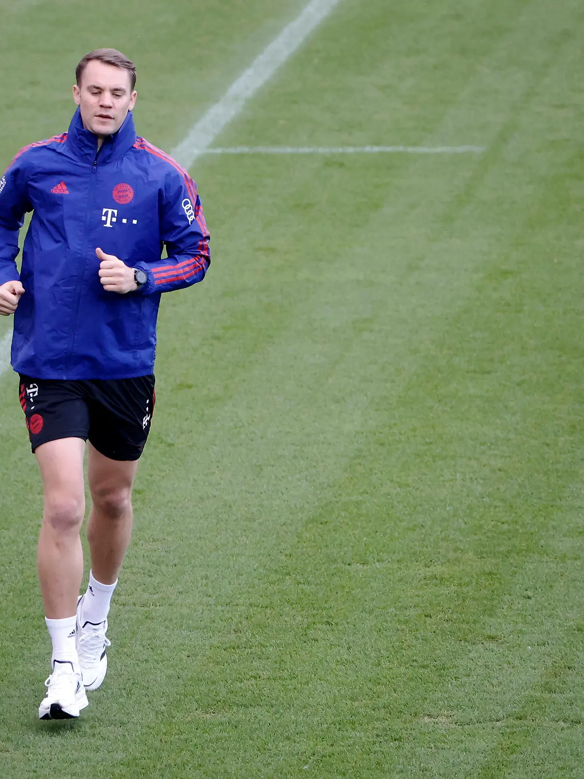  22.02.2022, FC Bayern Training, Saebenerstrasse Muenchen, Fussball, im Bild: Torwart Manuel Neuer FCB *** 22 02 2022, FC Bayern training, Saebenerstrasse Munich, football, sports, in the picture goalkeeper Manuel Neuer FCB