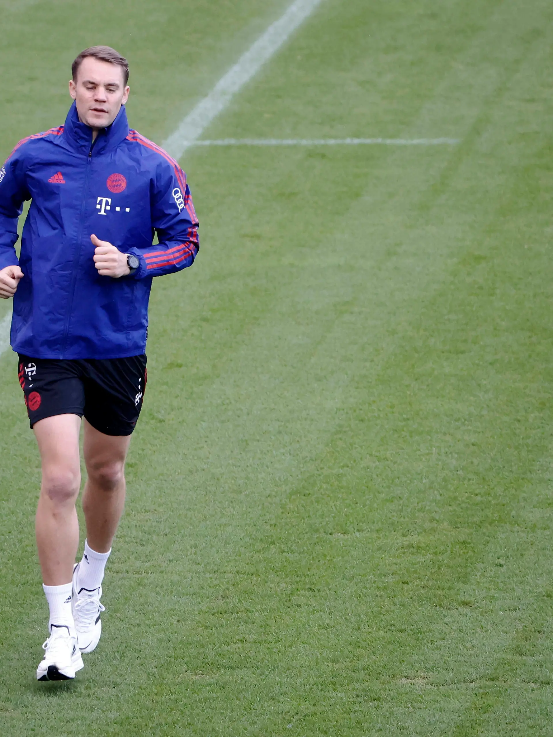  22.02.2022, FC Bayern Training, Saebenerstrasse Muenchen, Fussball, im Bild: Torwart Manuel Neuer FCB *** 22 02 2022, FC Bayern training, Saebenerstrasse Munich, football, sports, in the picture goalkeeper Manuel Neuer FCB