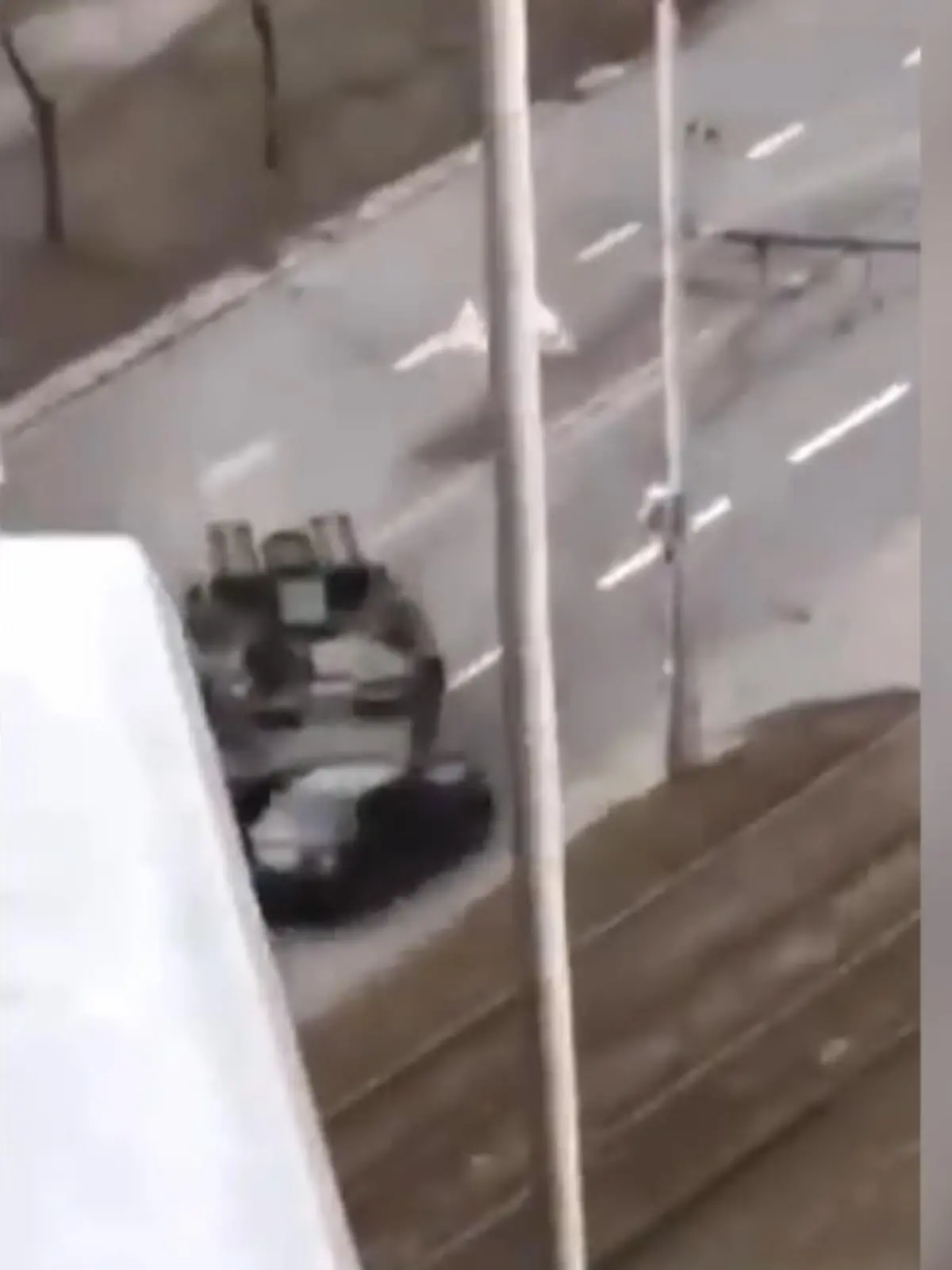 Ein Panzer hat im Norden von Kiew ein ziviles Auto überrollt – der Fahrer des PKW, der sich im Fahrzeug befand, soll diesen Angriff überlebt haben. Augenzeugenvideos zeigen, wie Ersthelfer den Mann aus dem zerdrückten Auto befreien. Ob es sich bei dem Fahrer des Panzers um einen ukrainischen oder russischen Soldaten handelt, kann nicht verifiziert werden.