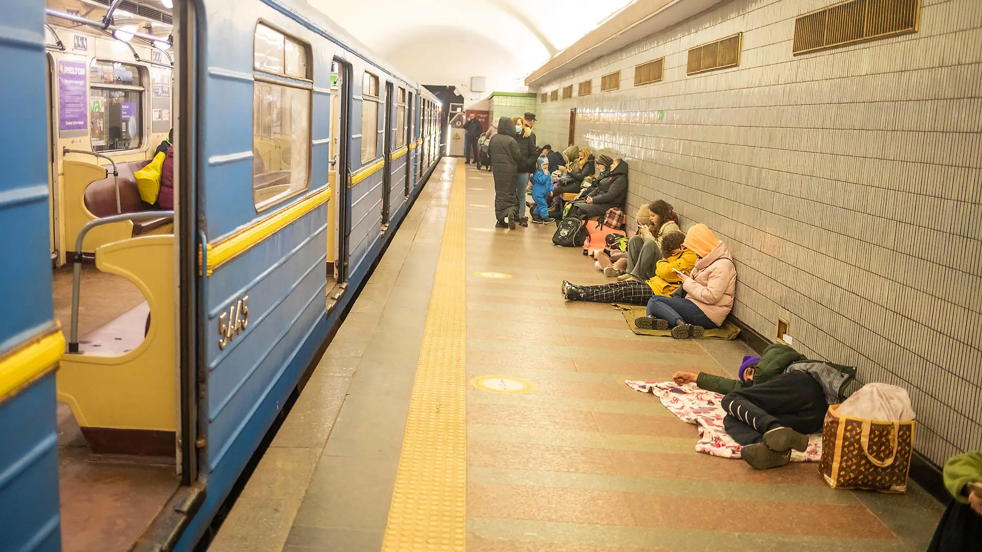 Ukrainians rest in the Kyiv subway, using it as a bomb shelter in Kyiv, Ukraine, Thursday, February 24, 2022. Russia has launched a full-scale invasion of Ukraine, unleashing airstrikes on cities and military bases. PUBLICATIONxINxGERxSUIxAUTxHUNxONLY KYV2022022402 OLEKSANDRxKHOMENKO