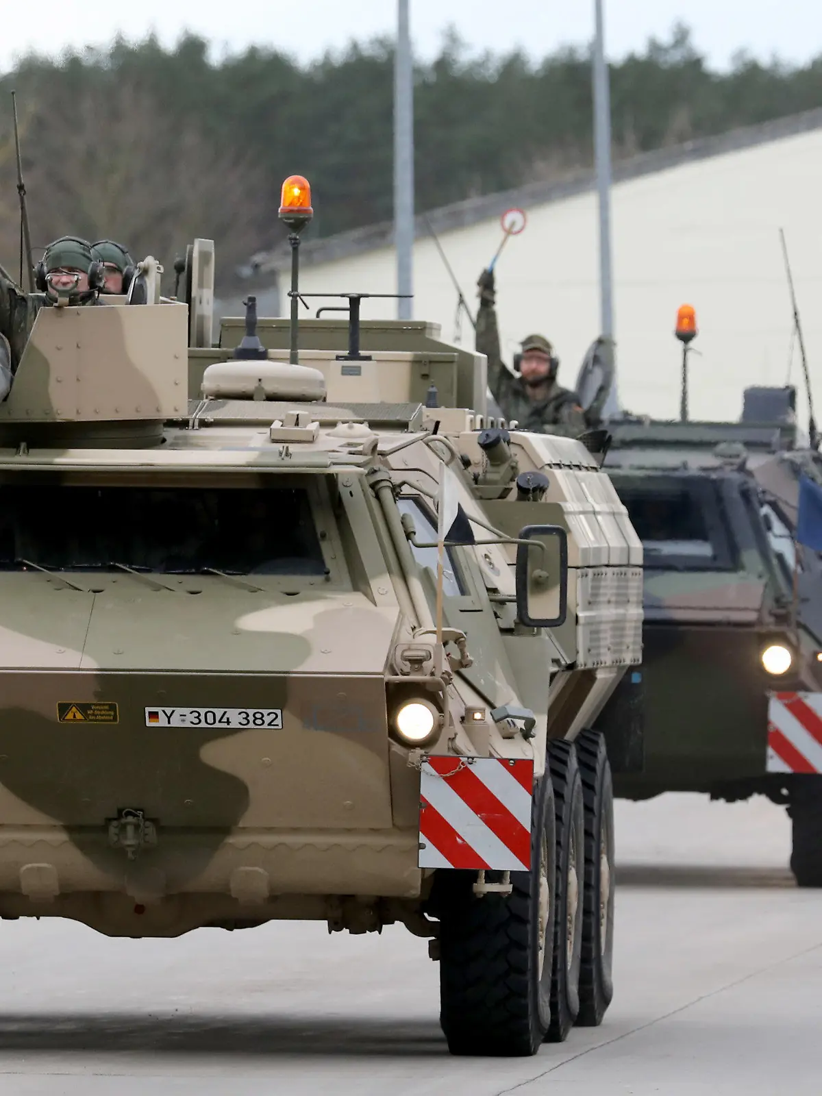 15.02.2022, Mecklenburg-Vorpommern, Torgelow: Eine Fahrzeugkolonne der Bundeswehr startet in der Greifenkaserne in Richtung Polen und Litauen. Die Bundeswehr verlegt über Polen militärische Einheiten für den Nato-Einsatz in Litauen. Foto: Bernd Wüstneck/dpa-Zentralbild/dpa +++ dpa-Bildfunk +++