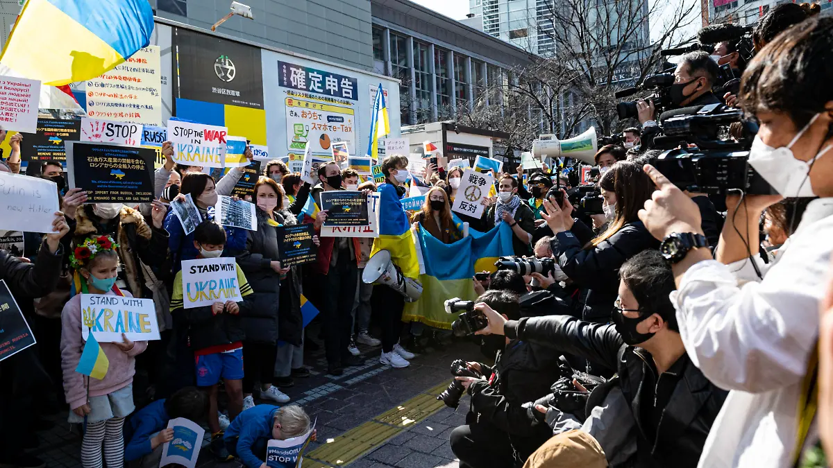  Demonstration For Ukraine In Tokyo Demonstrators with anti-Russian or anti-war placards gather in front of Shibuya station in Tokyo to protest Russias invasion of Ukraine on 26 Feb, 2022. Tokyo Japan PUBLICATIONxNOTxINxFRA Copyright: xYusukexHaradax originalFilename: harada-notitle220226_npt2a.jpg