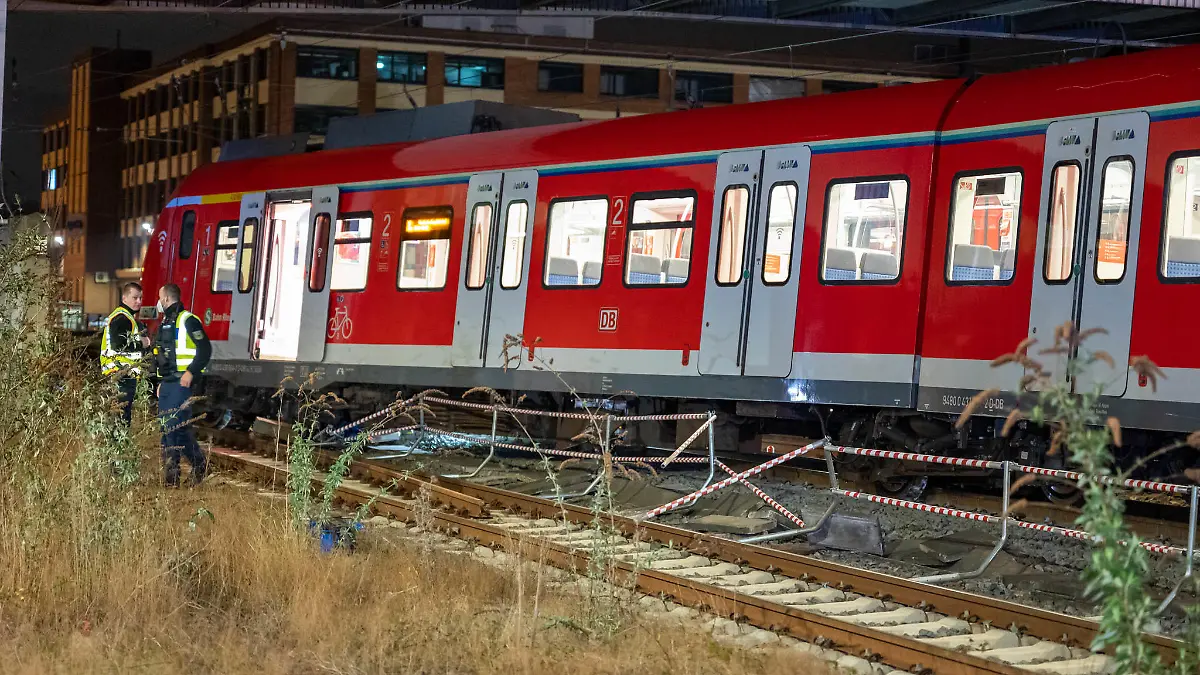 23.02.2022, Hessen, Rüsselsheim: Der hintere Teil einer S-Bahn der Linie S9 ist in Rüsselsheim entgleist. Der Zug war demnach bei der Ausfahrt aus dem Bahnhof Rüsselsheim in Richtung Wiesbaden bei einem Tempo von etwa 10 Kilometern pro Stunde entgleist. Foto: Spalke/Wiesbaden112/dpa +++ dpa-Bildfunk +++