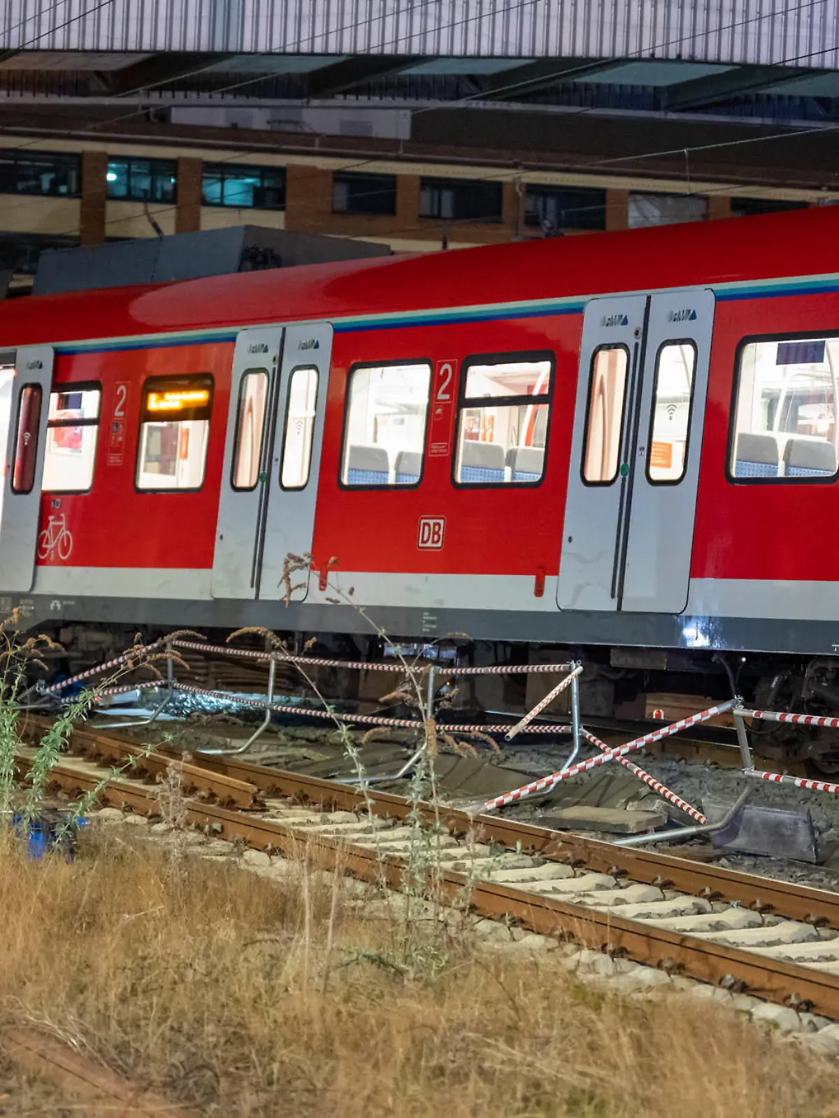 23.02.2022, Hessen, Rüsselsheim: Der hintere Teil einer S-Bahn der Linie S9 ist in Rüsselsheim entgleist. Der Zug war demnach bei der Ausfahrt aus dem Bahnhof Rüsselsheim in Richtung Wiesbaden bei einem Tempo von etwa 10 Kilometern pro Stunde entgleist. Foto: Spalke/Wiesbaden112/dpa +++ dpa-Bildfunk +++