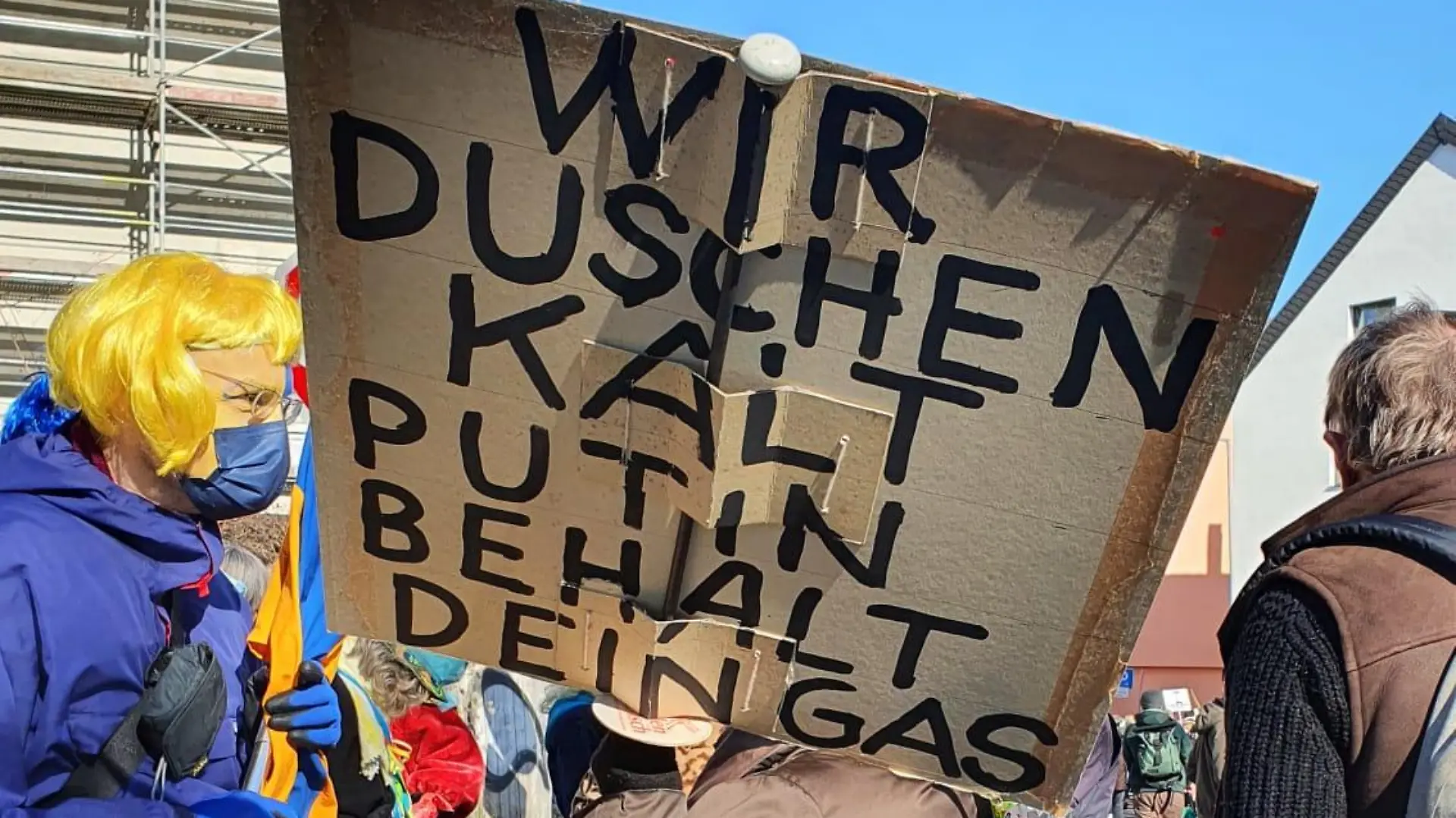 Friedensdemo in Köln.Plakat mit Aufschrift : Wir duschen kalt, Putin. Behalt Dein Gas.