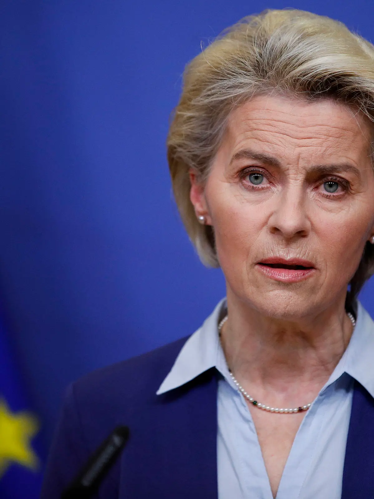 22.02.2022, Belgien, Brüssel: Ursula von der Leyen, Präsidentin der Europäischen Kommission, spricht im EU-Hauptquartier zur Lage in der Ukraine. Die Präsidentin hat die Einigung der 27 Mitgliedstaaten auf ein neues Sanktionspaket gegen Russland begrüßt. Foto: Johanna Geron/Pool Reuters/AP/dpa +++ dpa-Bildfunk +++