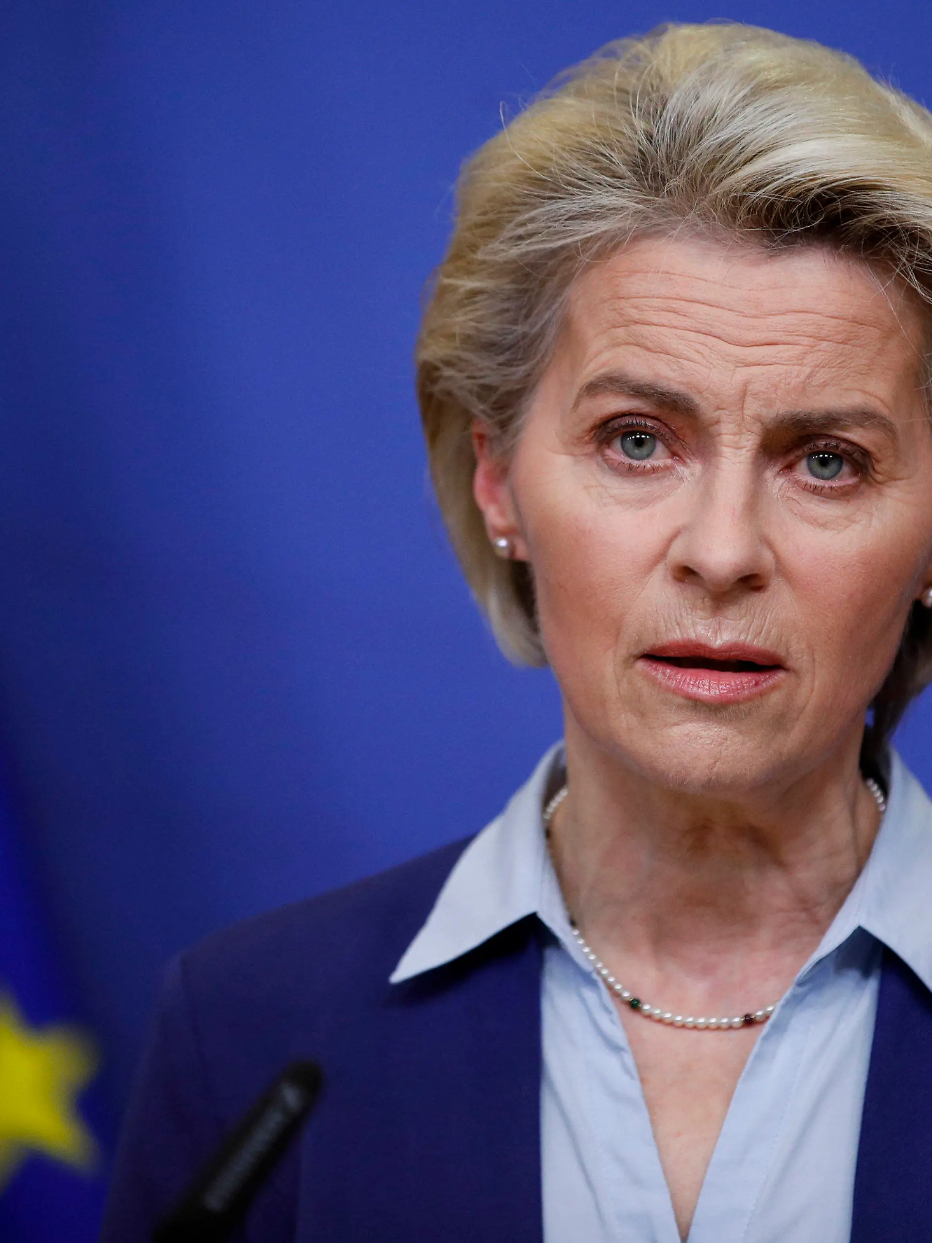22.02.2022, Belgien, Brüssel: Ursula von der Leyen, Präsidentin der Europäischen Kommission, spricht im EU-Hauptquartier zur Lage in der Ukraine. Die Präsidentin hat die Einigung der 27 Mitgliedstaaten auf ein neues Sanktionspaket gegen Russland begrüßt. Foto: Johanna Geron/Pool Reuters/AP/dpa +++ dpa-Bildfunk +++
