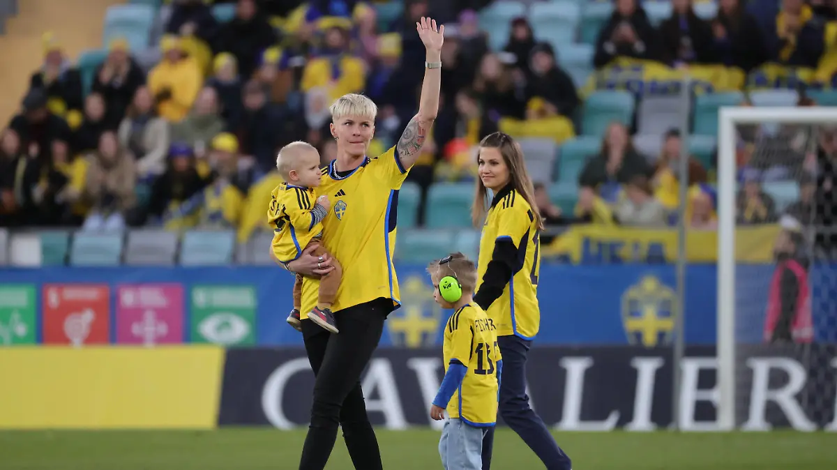 GÖTEBORG 20221011 Nilla Fischer som avslutar sin landslagskarriär tackas av innan tisdagens landskamp i fotboll mellan Sverige och Frankrike på Gamla Ullevi. Foto Adam Ihse / TT / Kod 9200